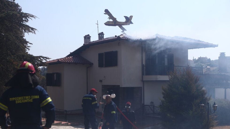 Ρίψεις νερού αέρος-εδάφους για να σωθεί κατοικία στον Τρίλοφο
